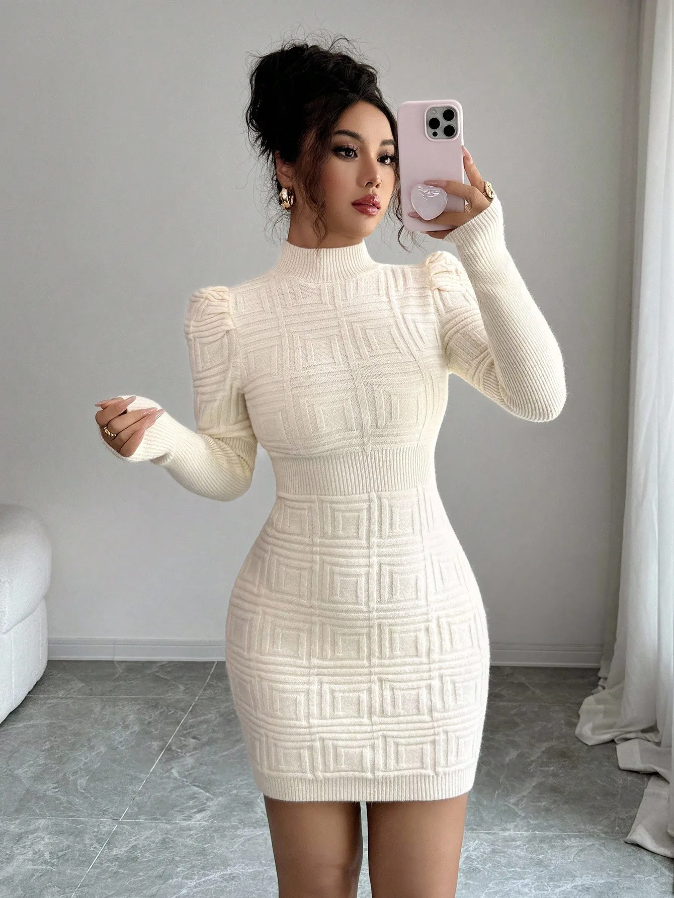 

Женское трикотажное платье-футляр с высоким воротом, пышными рукавами и геометрическим узором