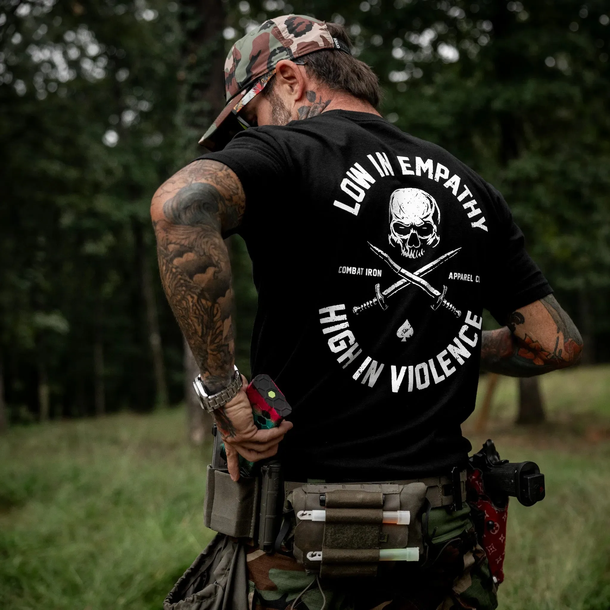 Camiseta Masculina Baixa em Empatia, Alta em Violência - Camiseta Militar Combat Iron - Ideal para Uso Esportivo em Algodão Puro