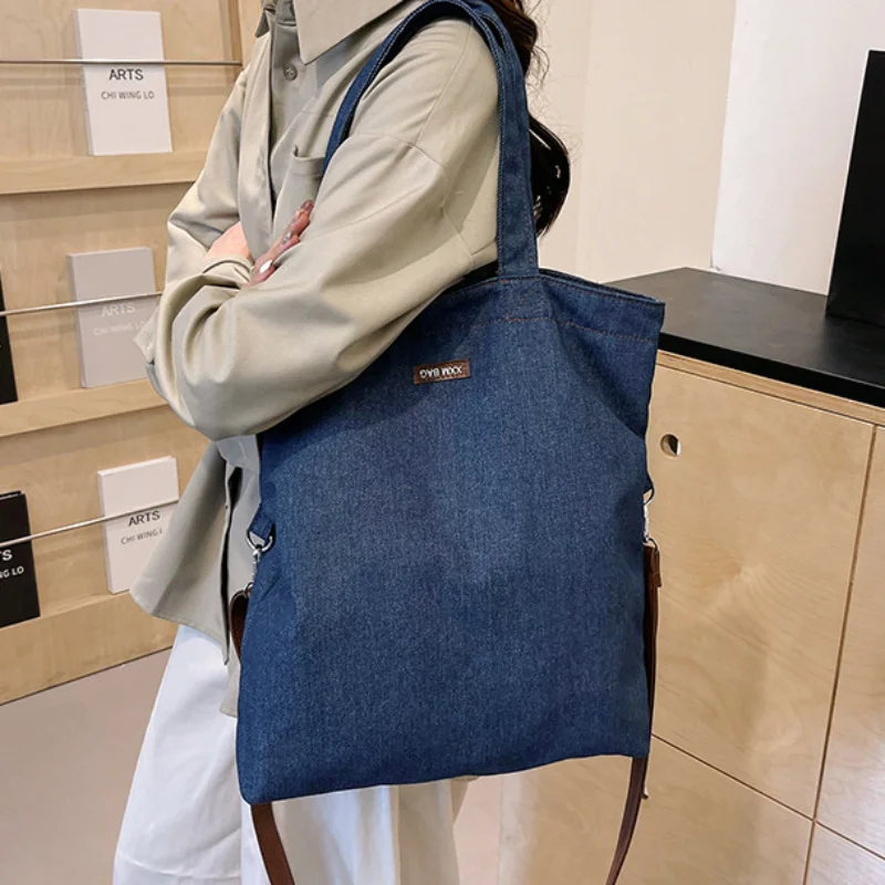 Sac fourre-tout en denim chic, sac à main polyvalent, sac à bandoulière avec sangle d'appoint en cuir, parfait pour les tenues quotidiennes décontractées pour femmes