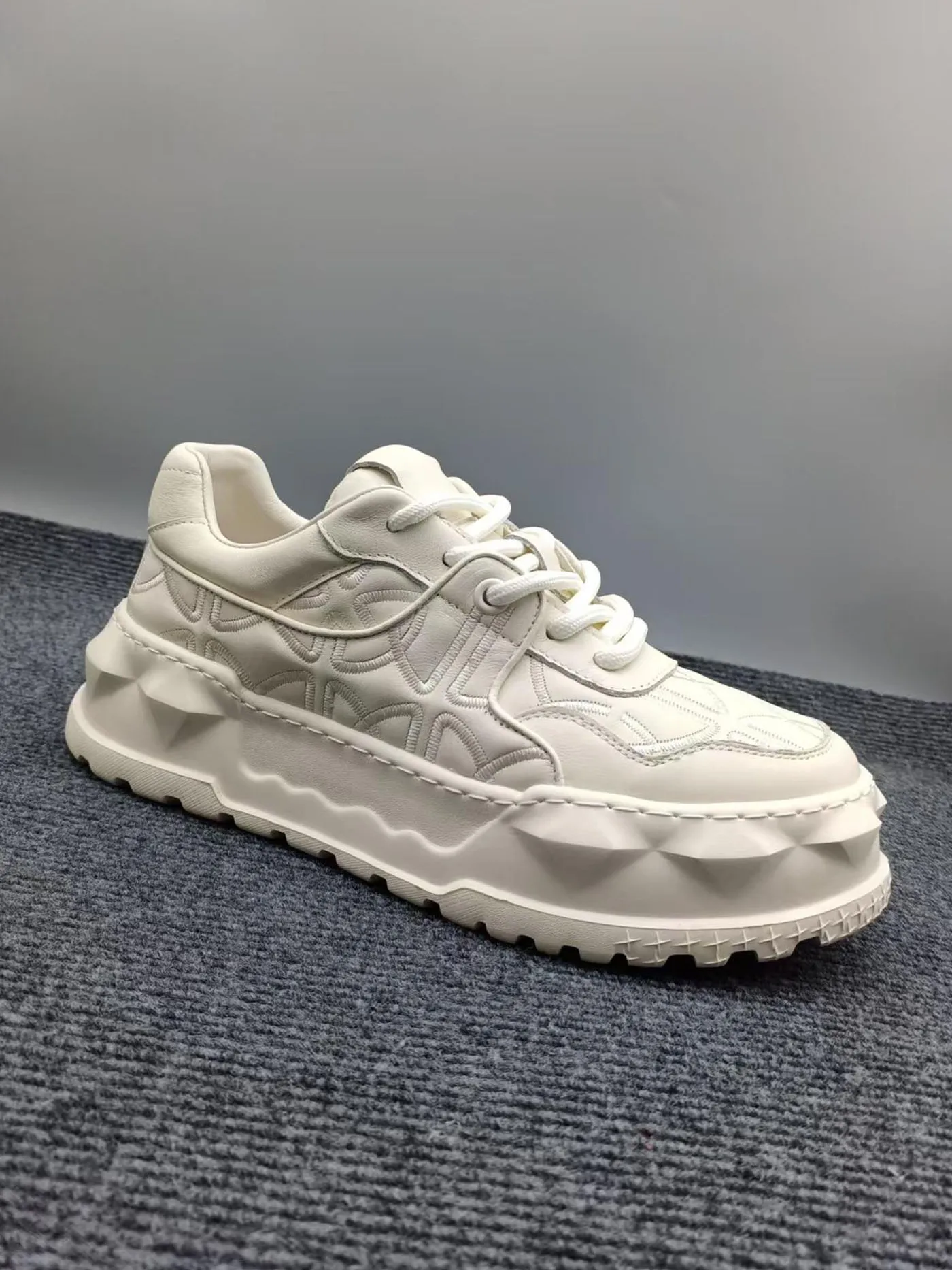 

Мужские повседневные спортивные кроссовки из натуральной кожи, весенняя новинка, легкие, на тонкой подошве, увеличивающие рост, модные, низкие, дышащие