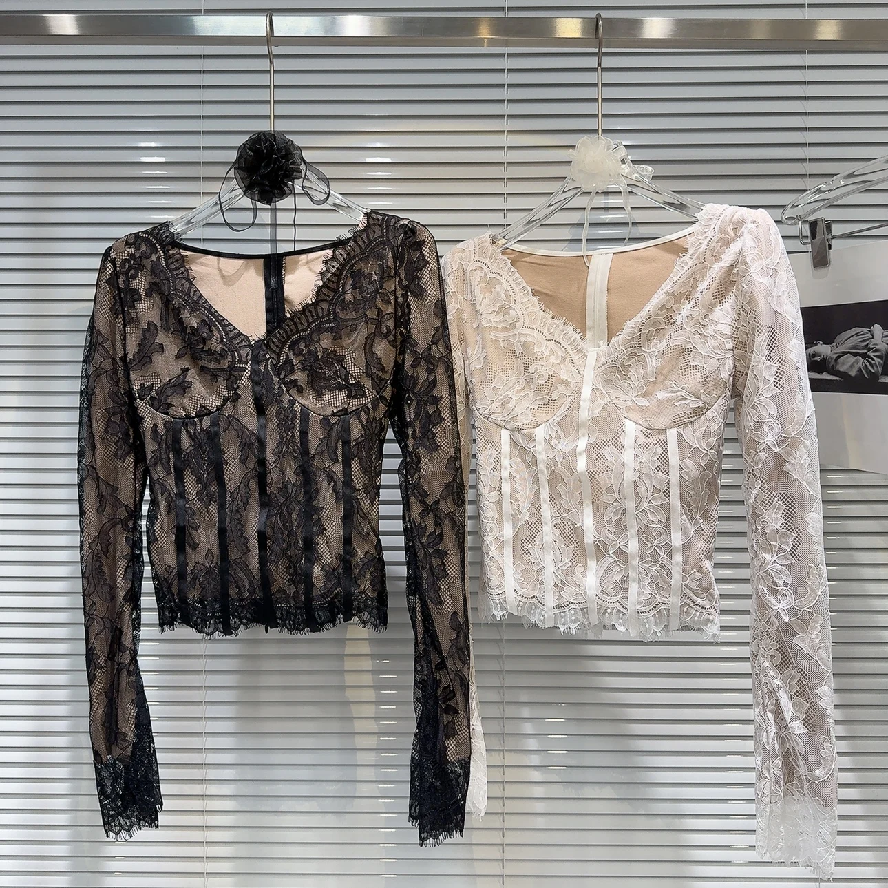 

Весна 2026: Модное облегающее платье-рубашка с V-образным вырезом, длинными рукавами, кружевными цветочными вставками и завязками на шее, однотонное, для женщин