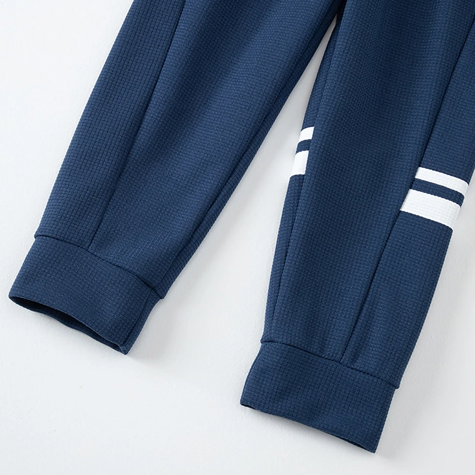 3-teiliges Set Frühlings-/Herbst-Kinderhosen mit Seitenstreifen und Waffelmuster, bunt, modisch und für den täglichen Sport geeignet. – Detail 9