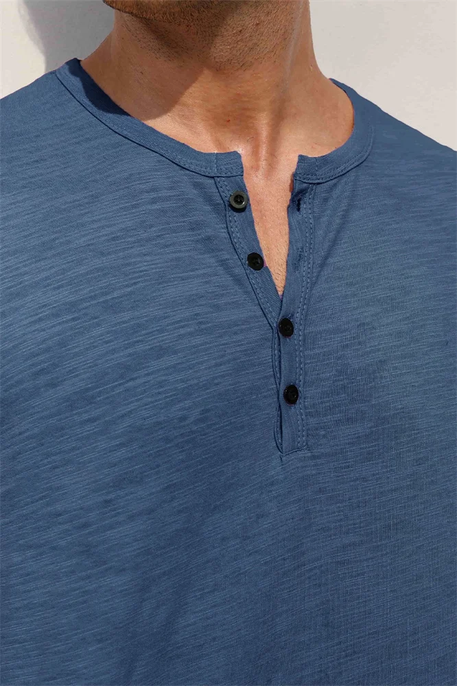 Herren-Baumwoll-T-Shirt, modisches Knopf-Design, atmungsaktiv, einfarbig, kurzärmelig, Henley-Ausschnitt, Tops, schmale Passform, gemütliche männliche Freizeit-T-Shirts – Detail 2