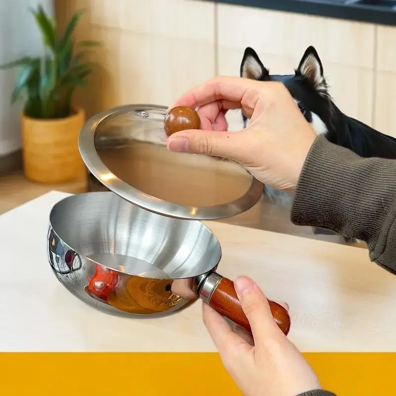 وعاء من الفولاذ المقاوم للصدأ لشخص واحد مع مقبض من خشب الجوز لسلطة الفاكهة، وأدوات المطبخ للمطعم