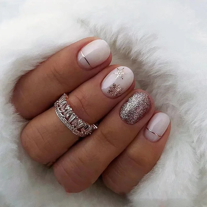 24 faux ongles courts carrés scintillants motif flocon de neige, design féerique de Noël, ongles temporaires à porter