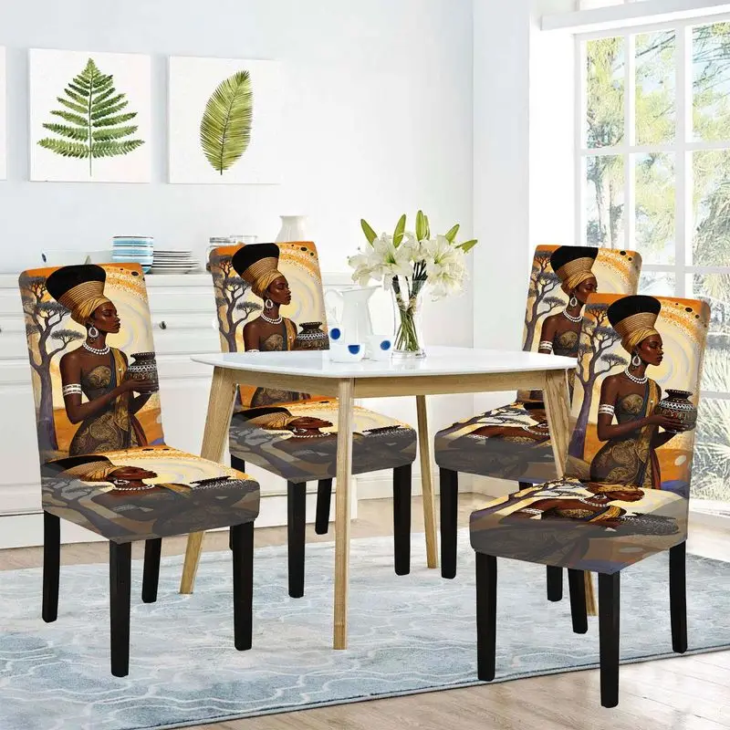 

Чехол для обеденного стула с плоским принтом. Черно-белый узор с изображением женщин в традиционной африканской одежде и декоративных узоров в виде кувшинов.