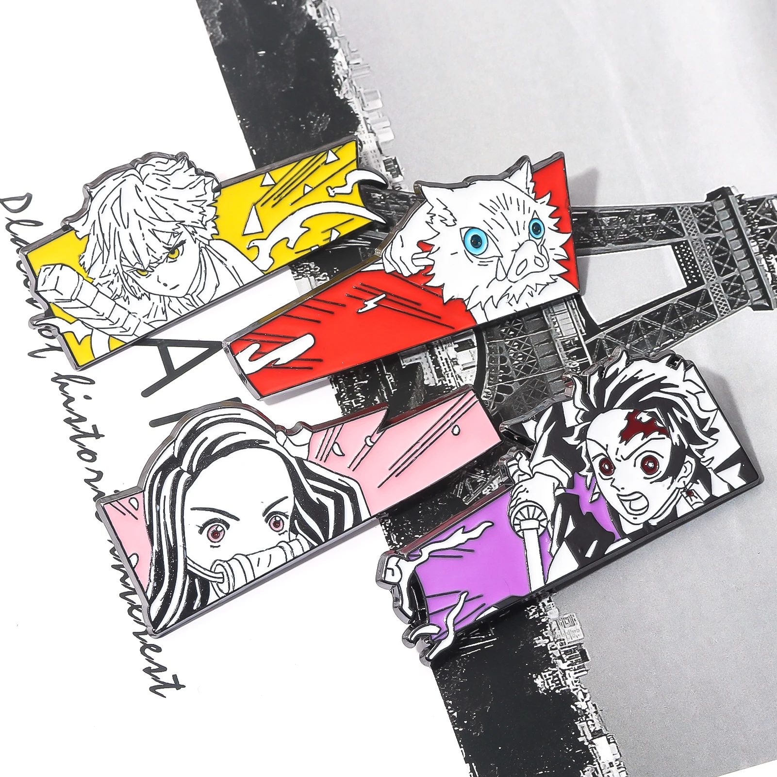 أنيمي شيطان القاتل المينا دبابيس بروش Tanjirou Nezuko Zenitsu Inosuke شارة معدنية دبابيس الملابس أكياس جاكيتات اكسسوارات