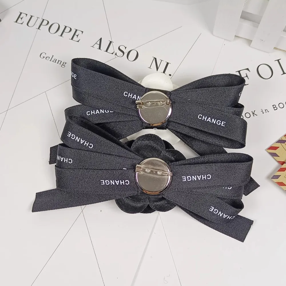 الكورية النسيج زهرة الكاميليا بروش دبوس للنساء أنيقة القوس قميص طوق دبابيس الملابس الزخرفية هدايا حفلات الزفاف مجوهرات