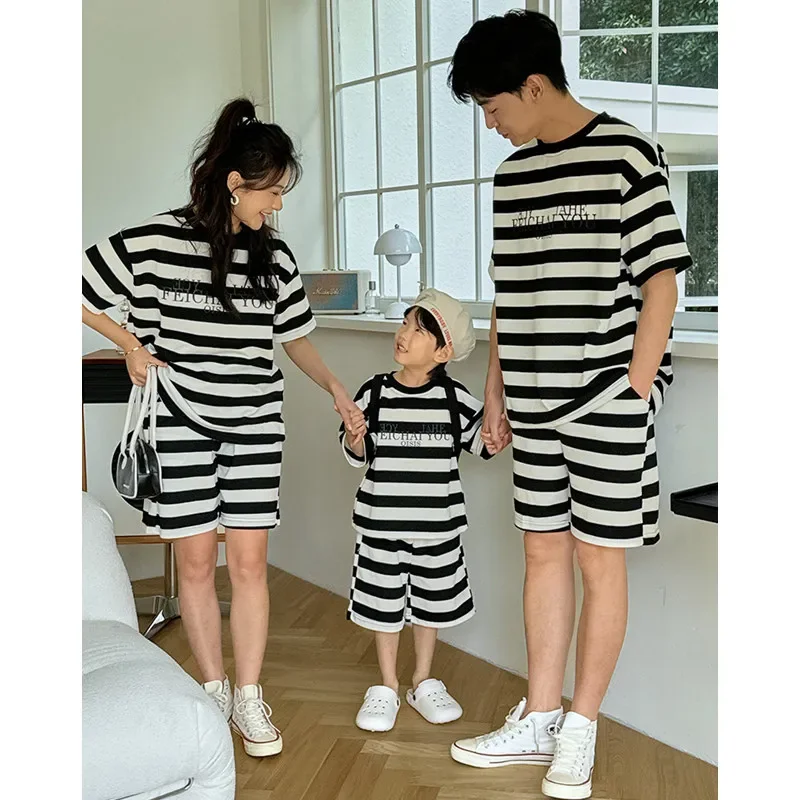 

Family Clothing Outfits 2025 Summer Striped Mother Father and Son Daughter Same Tops Shorts Two Piece Sets Parent-child Clothes