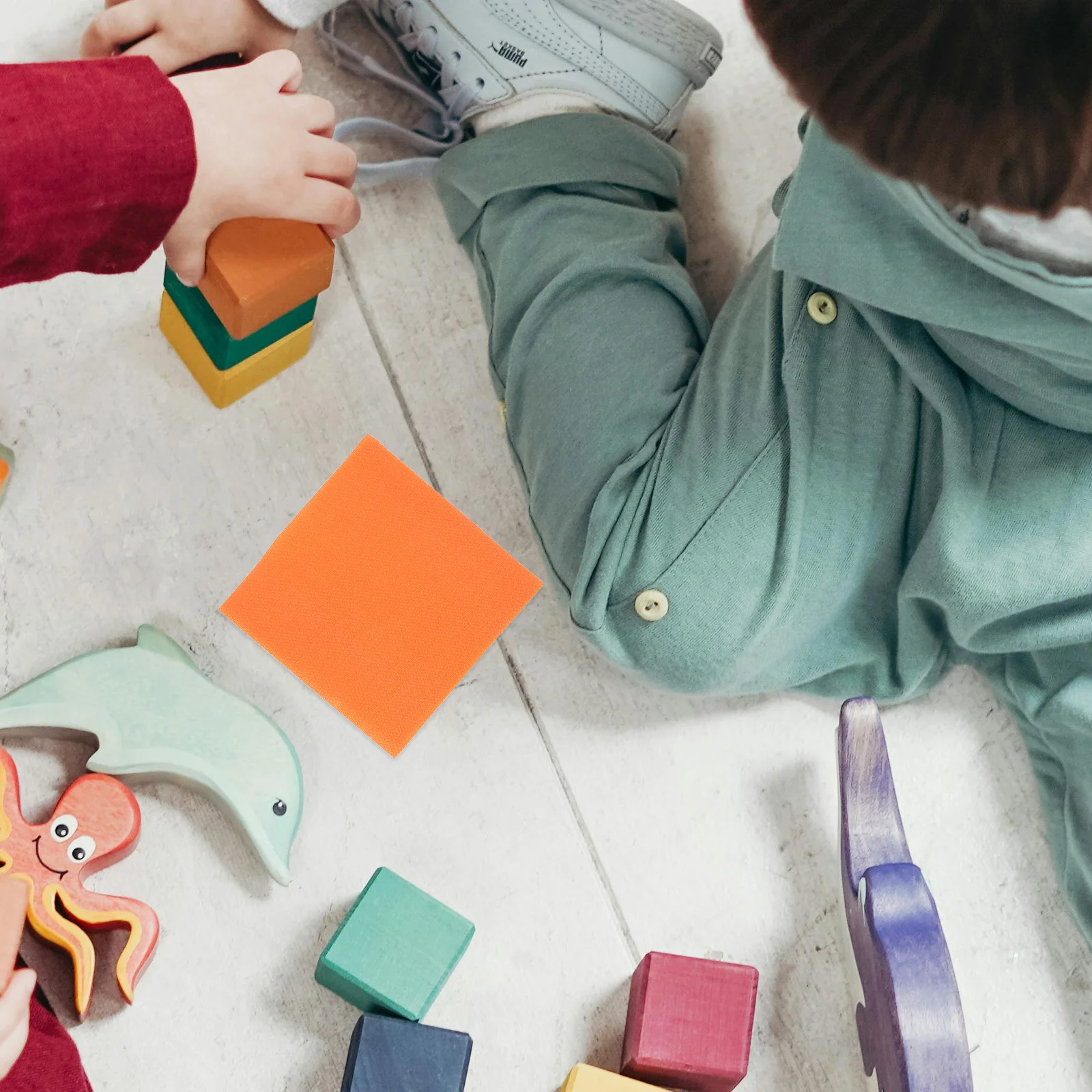 ตัวติดพื้นแบบสี่เหลี่ยม 20 ชิ้น ติดง่าย ลอกออกง่าย สำหรับห้องเรียน จุดวางนั่งเด็กก่อนวัยเรียน จุดวางนั่งเด็กอนุบาล จุดสำหรับการเรียนการสอน