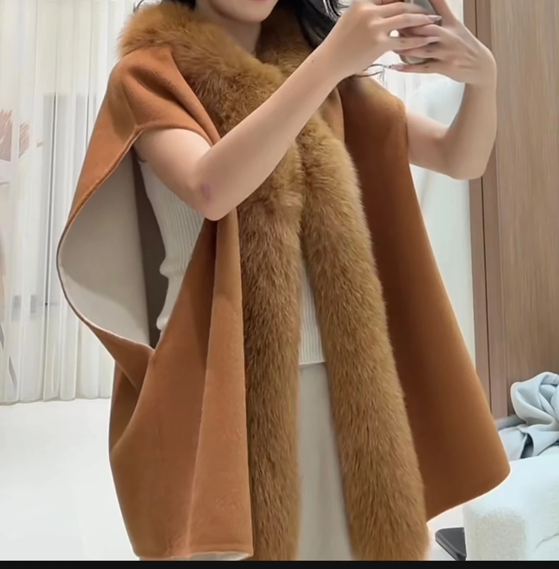 سترة كشمير قصيرة جديدة لخريف وشتاء 2025 للسيدات بتصميم فراء الثعلب ومزاج عصري