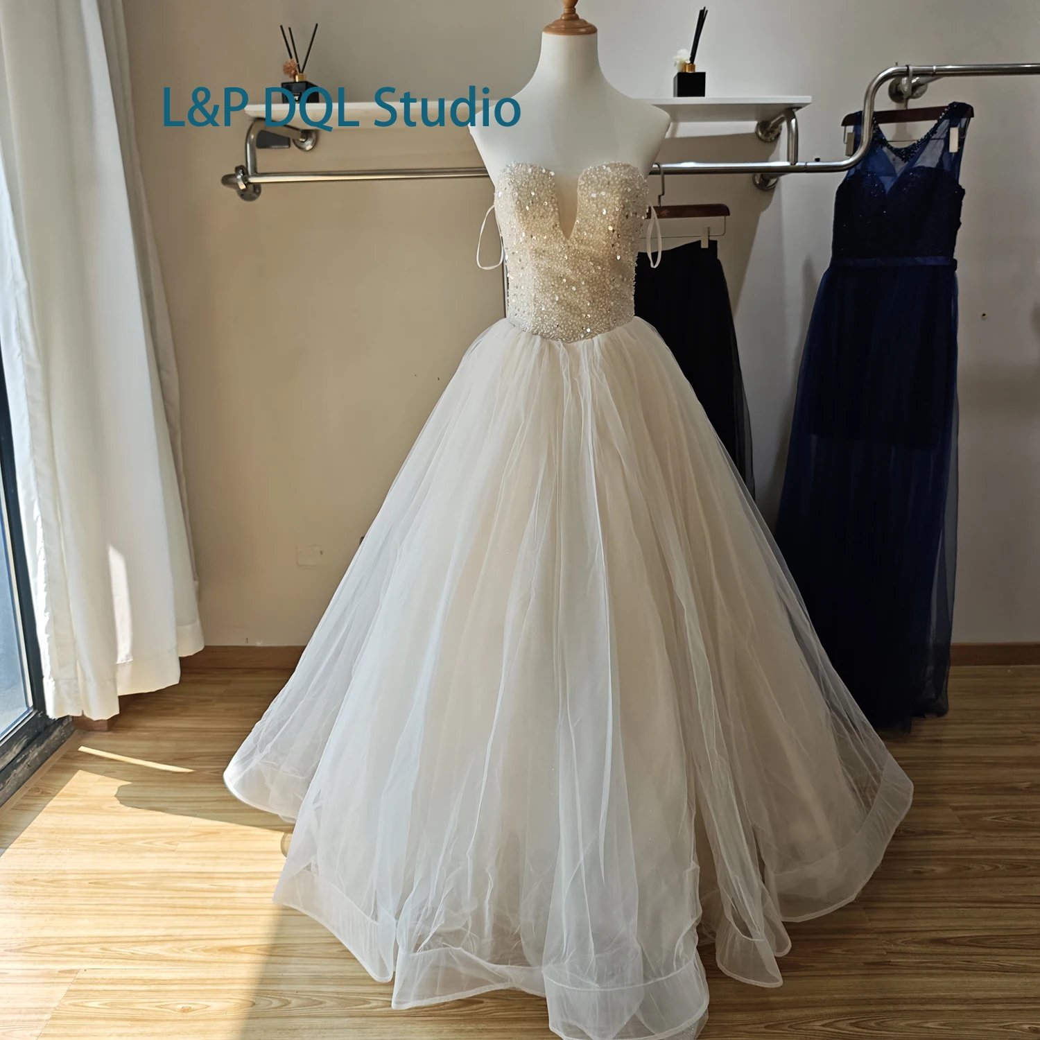 L&P DQL スタジオ ウェディングドレス ハイウエスト ボールガウン ブライダルガウン ライトシャンパン シャイニング ビーズ スパンコール レースアップバック