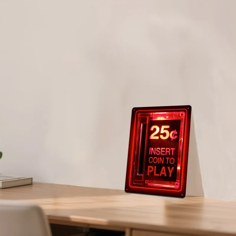 مسطح ثنائي الأبعاد، قطعة واحدة من علامة معدنية لألعاب الأركيد الرجعية بتصميم فتحة إدخال العملات المعدنية مع زر إدخال العملة للعب