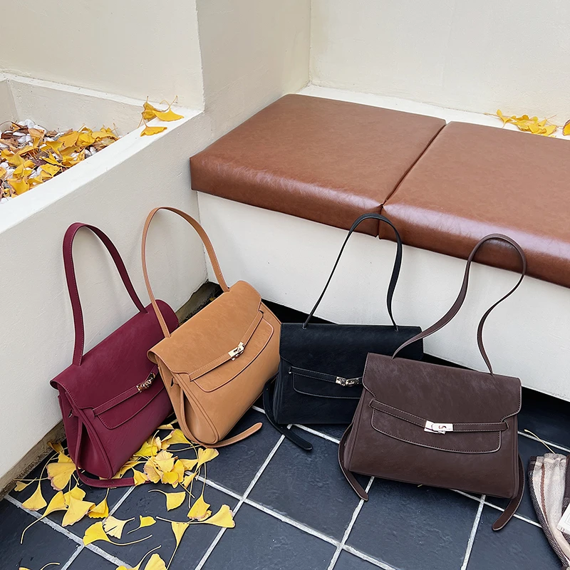 

Women's Sleek Professional Crossbody Bag for Daily Travel with PU Material Multiple Pockets Anti-scratch Surface Trendy Style