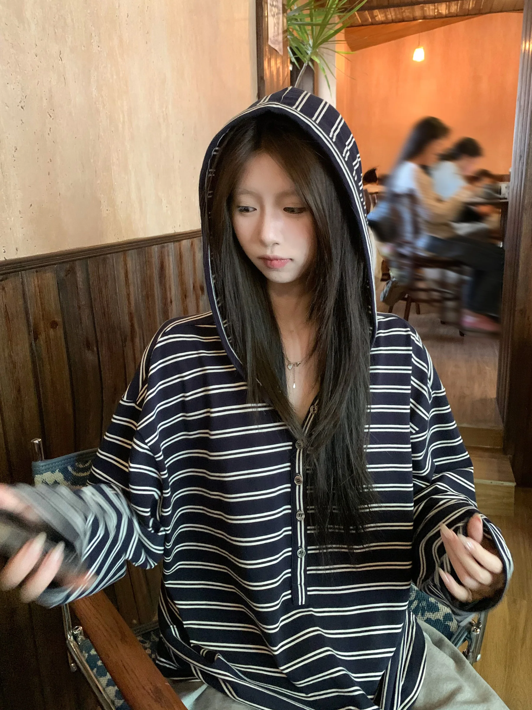 

Повседневная полосатая толстовка с капюшоном, женская свободная посадка, универсальная утягивающая футболка с базовым слоем, трикотажная хлопковая длинная осенняя одежда све