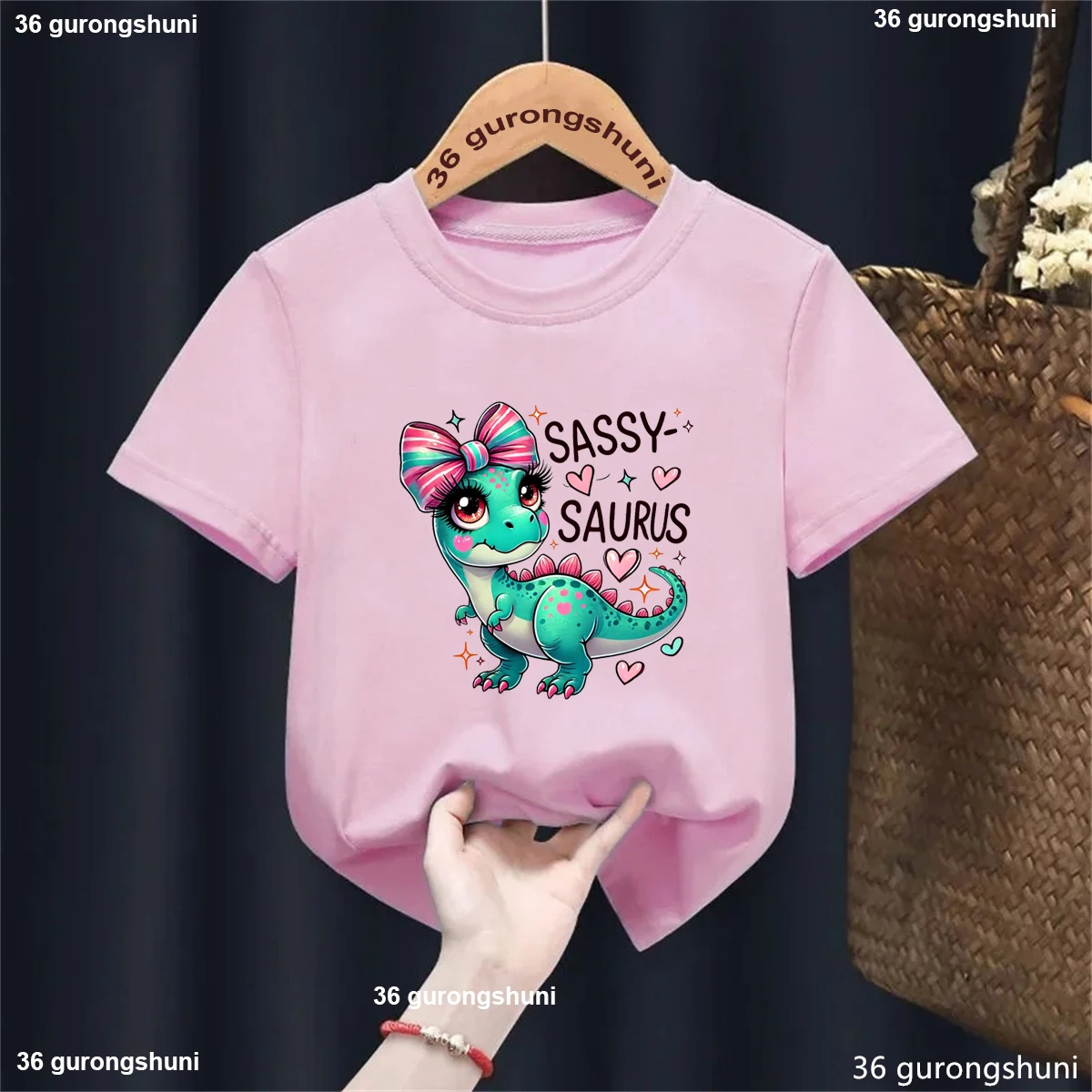 Camiseta con estampado de dinosaurio Sassy Saurus para niñas, bonita camiseta con estampado de lazos y corazones rosas, ropa para eventos temáticos de dinosaurio para niñas