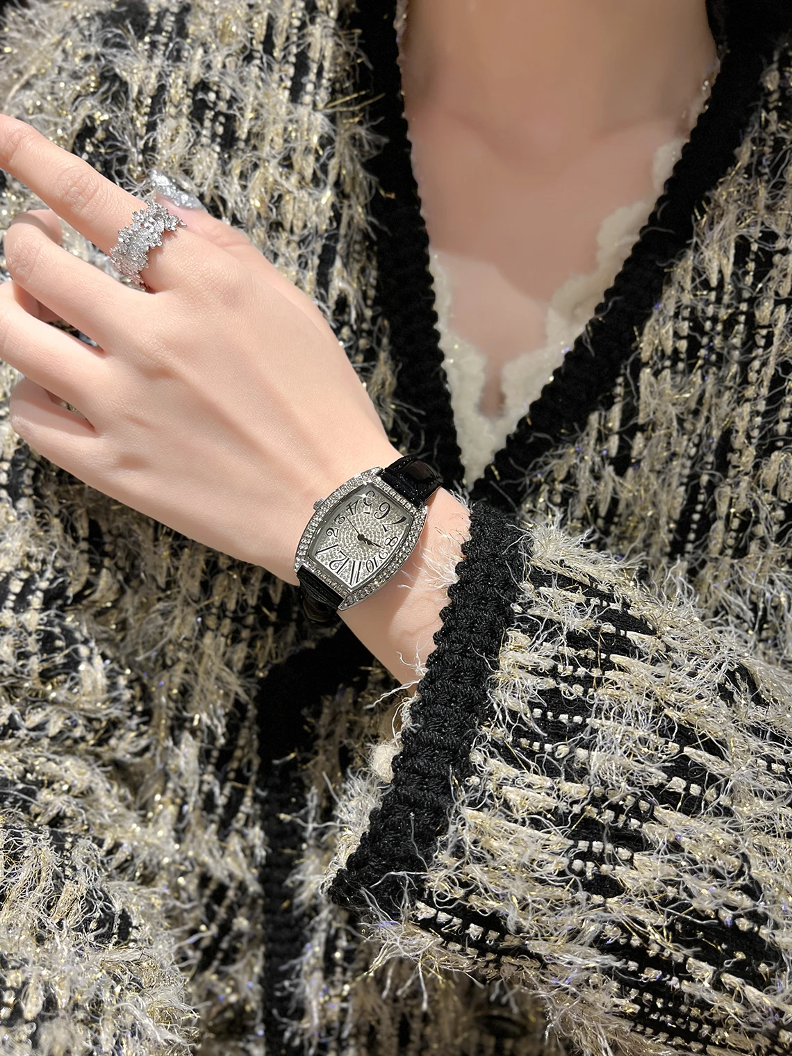 

Женские часы Tonneau с бриллиантовой пластиной, элегантные часы для Казахстанов и стран Ближнего Востока и Азии