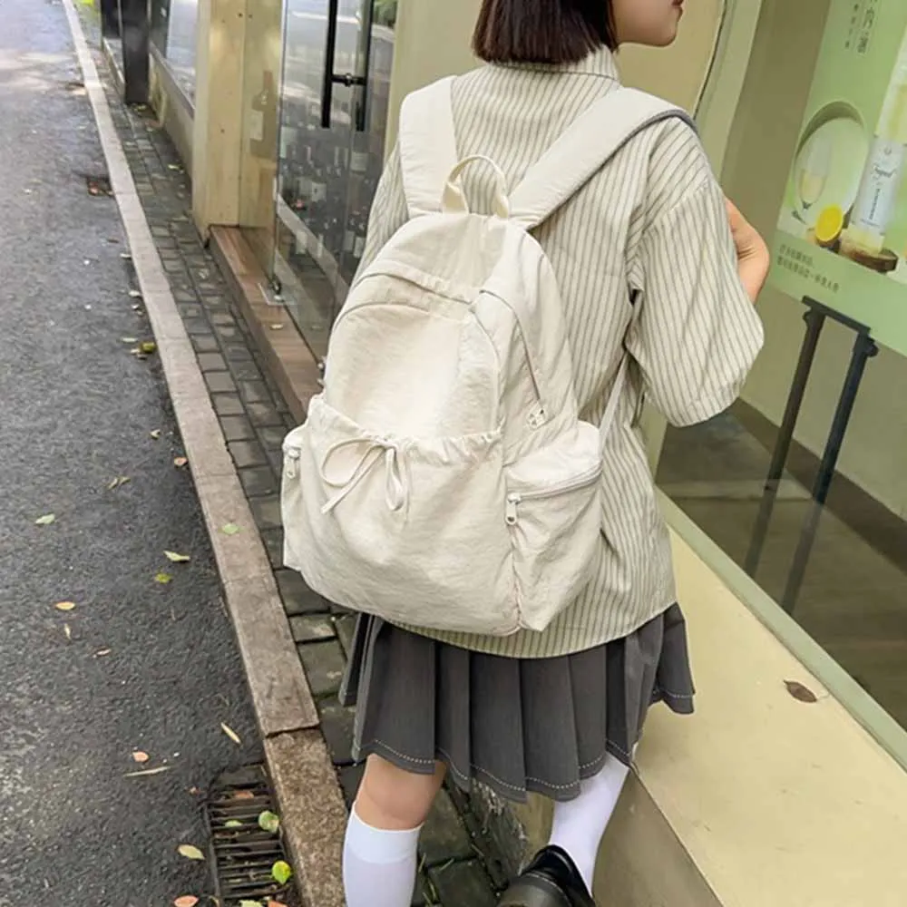 mochila-de-bordado-personalizavel-leve-e-moderna-para-estudantes-ideal-para-uso-casual-desportivo-e-em-viagens-com-design-simples-e-cores-neutras