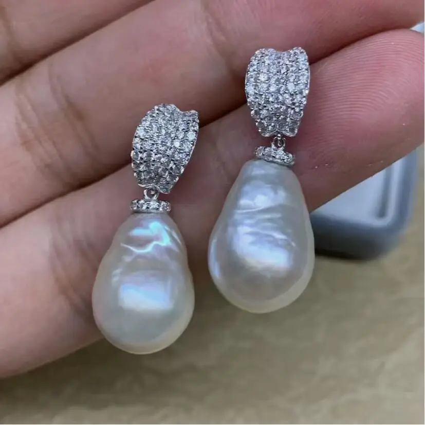 

Великолепная пара висячих сережек с белым жемчугом Южного моря в стиле барокко диаметром 15–16 мм, 925 пробы.