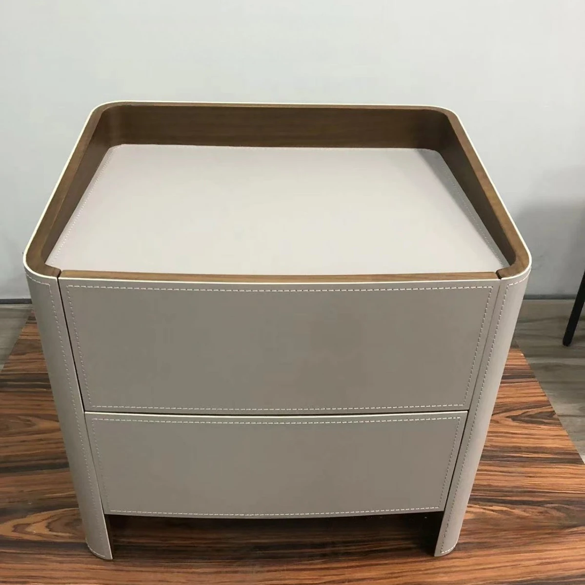 طاولة سرير إيطالية من الخشب الصلب مصنوعة من الجلد الفاخر وغرفة نوم فاخرة وطاولة بجانب السرير المنزلية #3