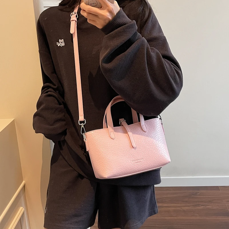 

Elegant Women's Designer Leather Handbag Luxury Classic Shoulder Bag Fashion Crossbody Tote For Everyday Wear