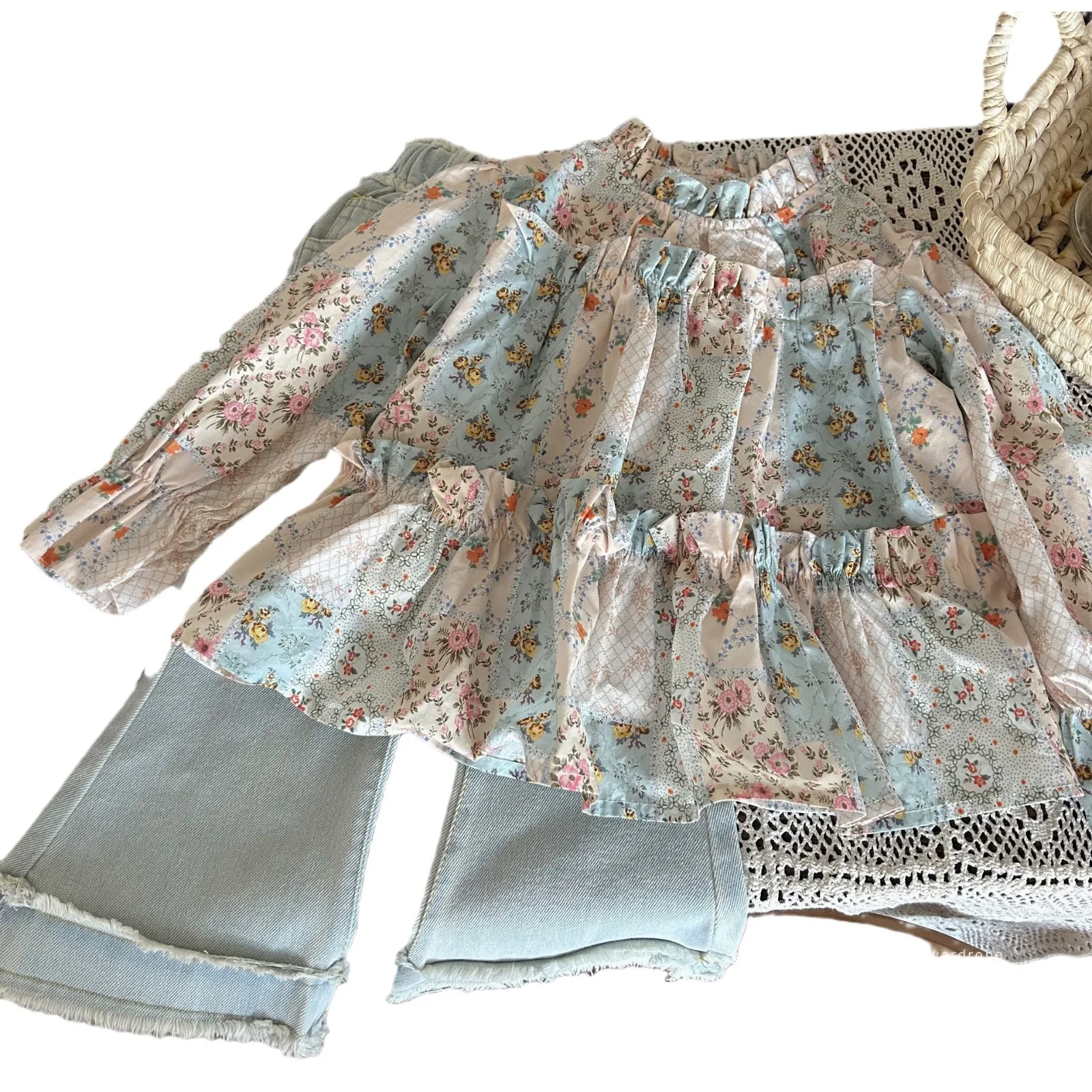 

Стильный джинсовый комплект для девочек: брюки-клеш и рубашка с длинным рукавом и цветочным принтом. Новая осенняя коллекция детской одежды в корейском стиле.