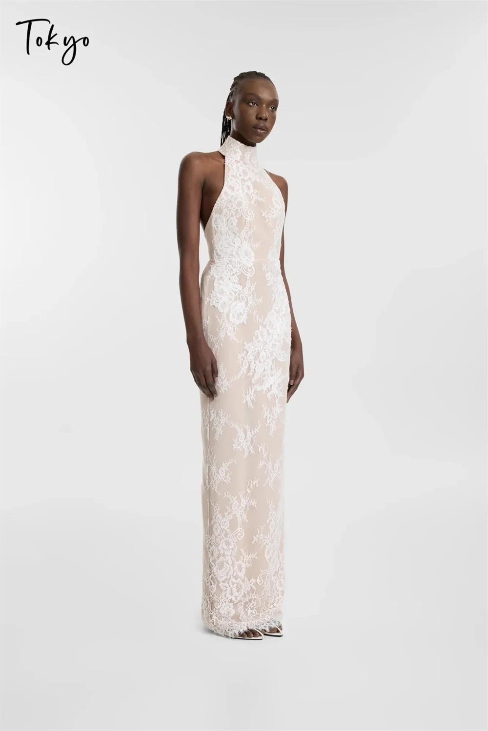 도쿄 맞춤형 화이트 홀터넥 웨딩드레스 민소매 백리스 지퍼 브라이덜 가운 우아한 플로어 길이 웨딩드레스