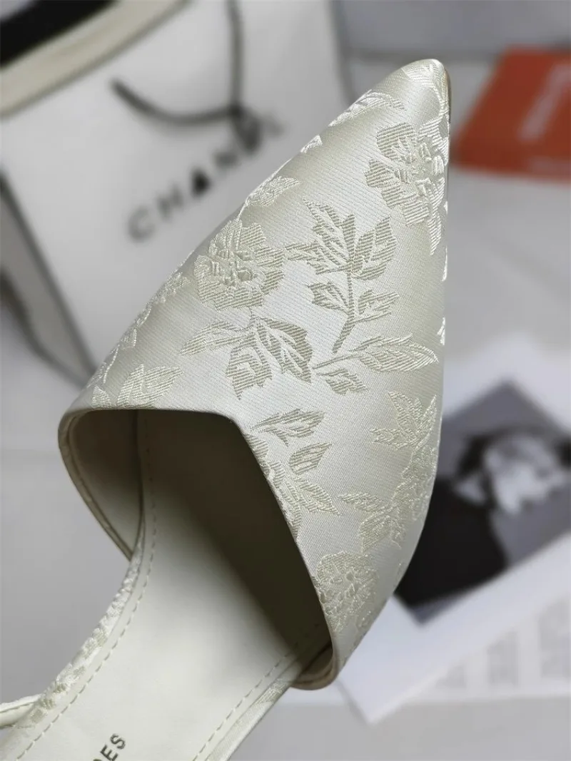 Zapatos de tacón fino de seda para mujer, calzado elegante con punta puntiaguda y correa en el tobillo, para fiesta y boda, color blanco