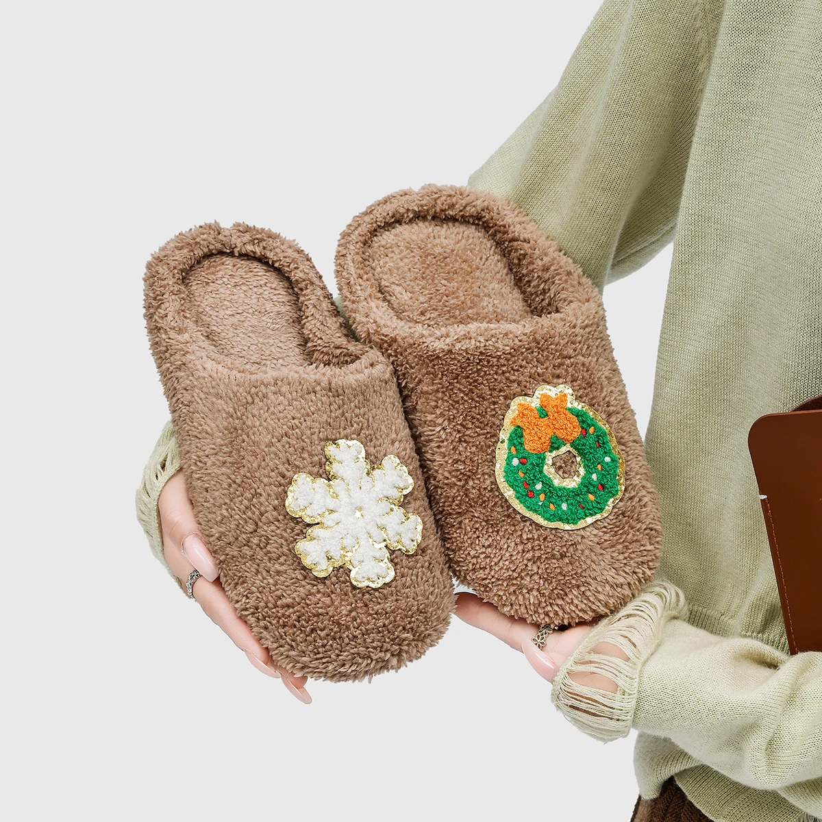 Cute and Elaborate Color-Blocked Embroidered Christmas Wreath Snowflake Plush Warm Soft-Soled Women's Home Christmas Slippers Winter Floor Socks Slippers
