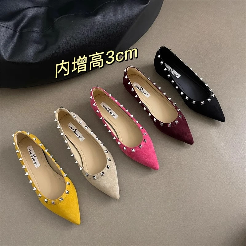 Sepatu Flat-bottomed Fashion Musim Semi dan Gugur 2025 dengan Rivet Dekoratif, Model Shallow, Ujung Runcing Elegan, dan Potongan Rendah.
