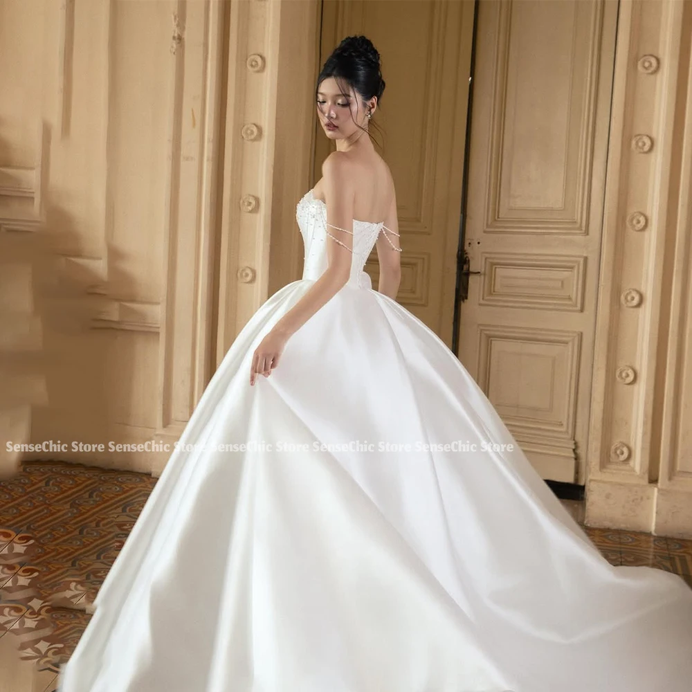 Vestidos de novia de perlas Satén Corea Rebordear Formal Una línea Tren de barrido Flor formal Sin mangas Vestido de novia para mujer Personalizado
