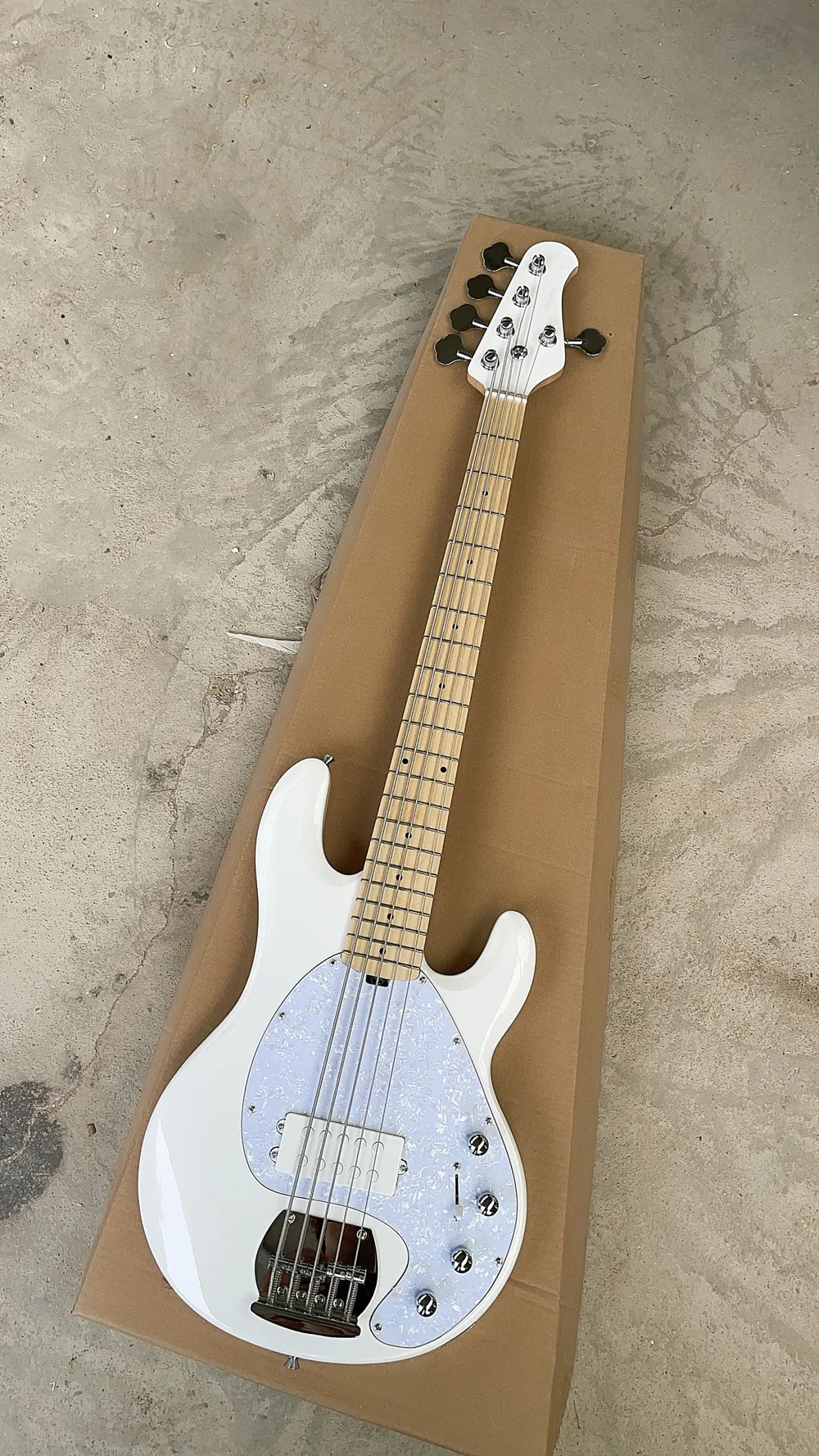 White body 5 strings Electric Bass Guitar With Maple Neck Chrome Hardware Provide customized services