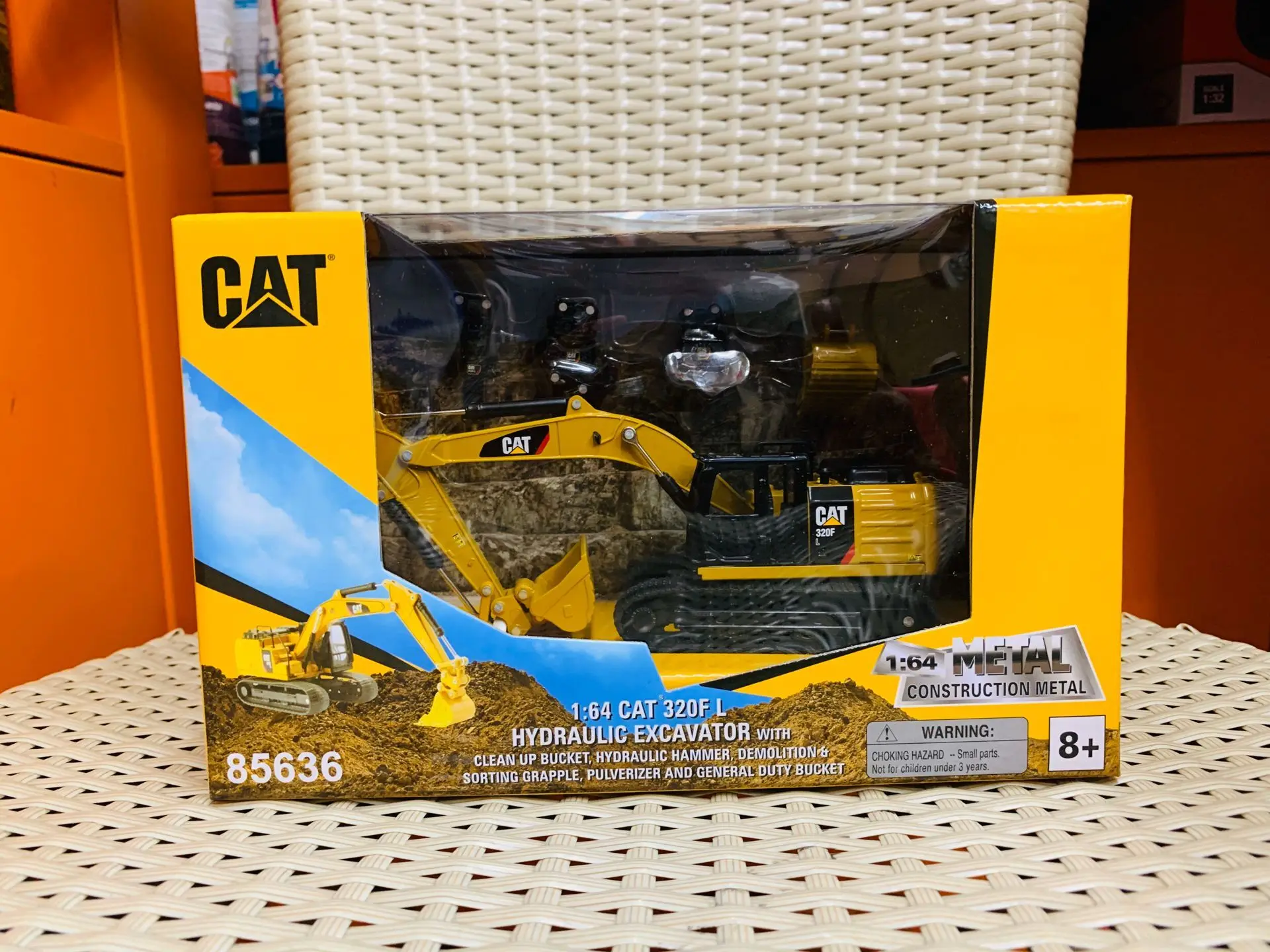 320F L HYDRAULIC EXCAVATOR W/ 5 TOOLS 1:64 DIECAST MASTERS 85636