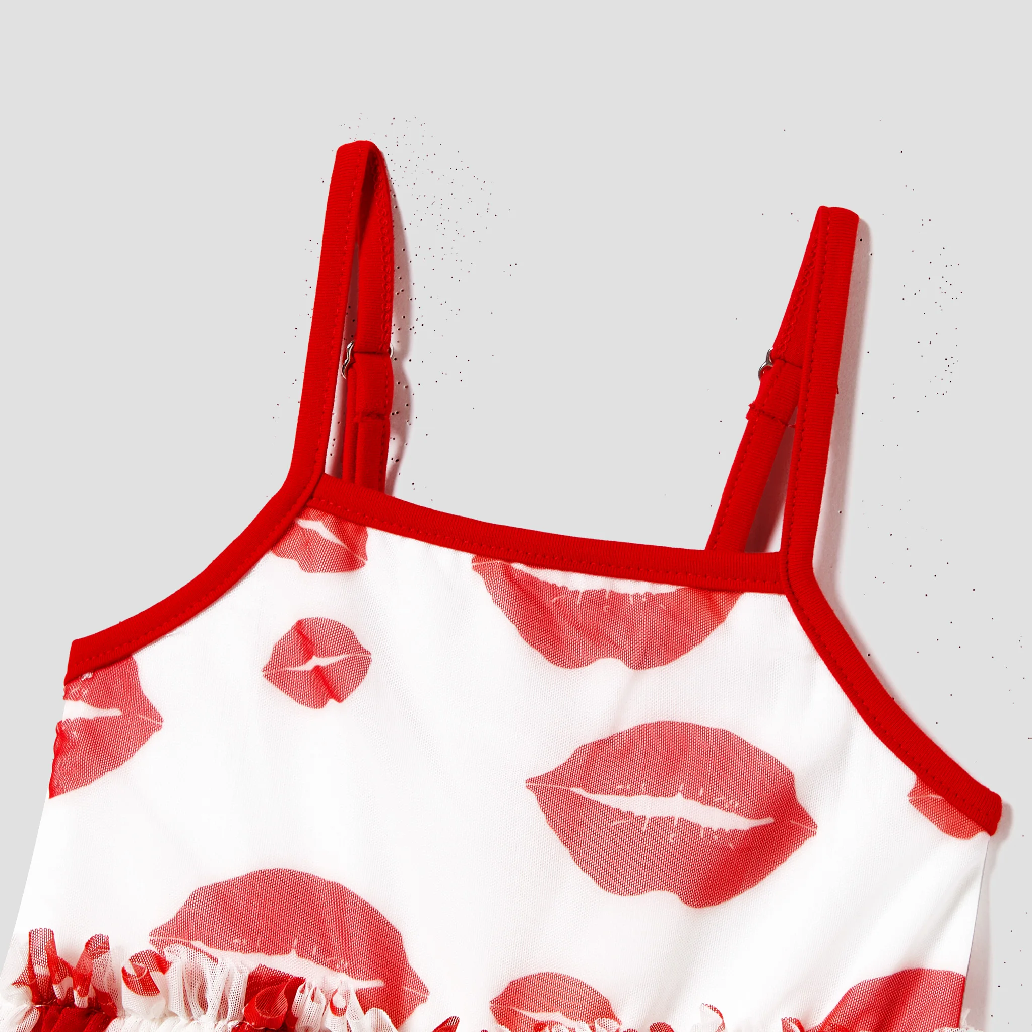 أطقم فساتين بحزام شبكي برباط وأكمام راجلان متطابقة للعائلة وطباعة شفاه حمراء