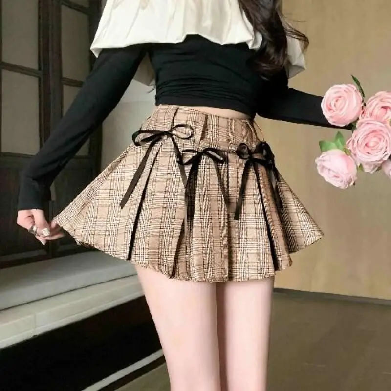 Słodki styl, francuski styl, krótka spódniczka, spódniczka z kokardą, plisowana spódniczka, wiosna i lato, dla studentek, modny trend, do noszenia podczas zakupów na świeżym powietrzu.