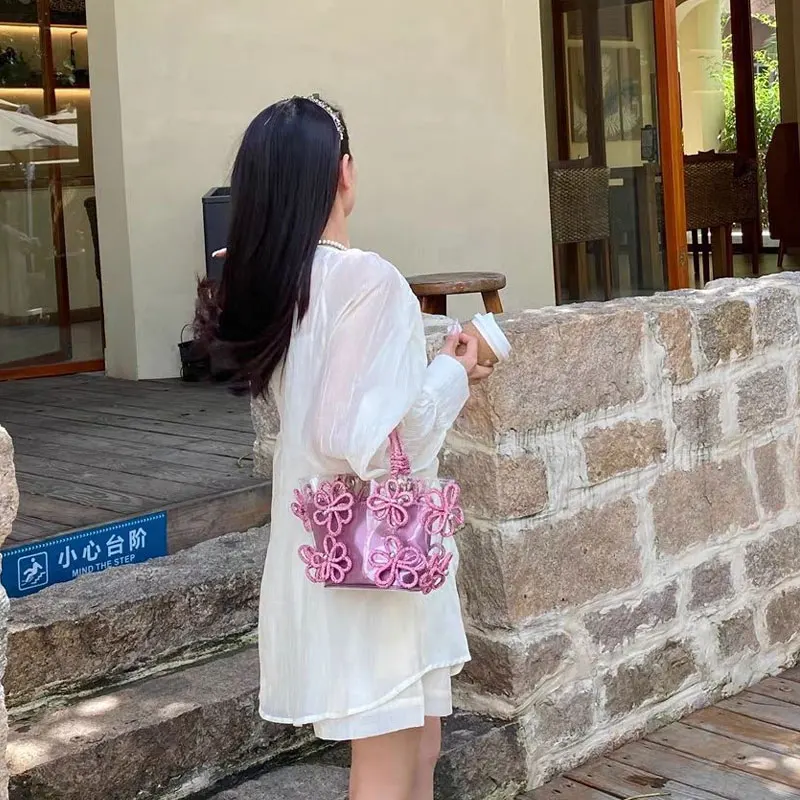 กระเป๋าถือหรูหราทำมือประดับเพชรน้ำดอกไม้  ฝังเพชรบนตัวกระเป๋าสีเงินและสีแดงกุหลาบ สำหรับสุภาพสตรี ใช้ในงานแต่งงาน