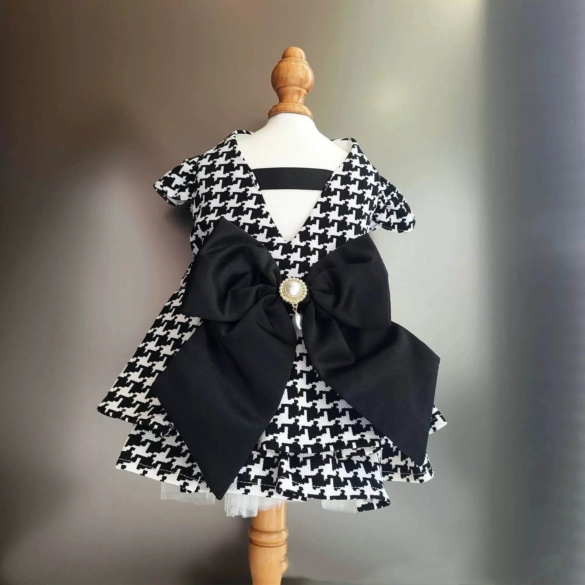 

Luxury Brand Classic Design Pet Clothes Black And White With Bow Pearl Decorations Featuring Little Dog Dress
