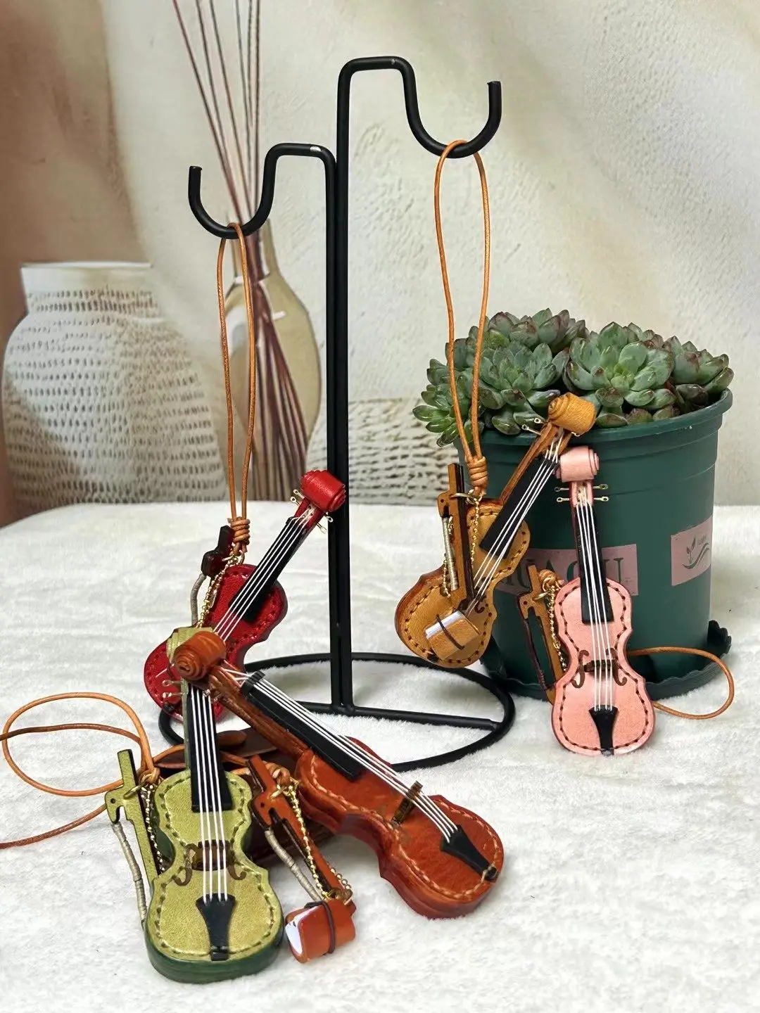 

Брелок-подвеска из натуральной кожи в виде сумки для скрипки, аксессуар для маленькой сумки для гитары, украшение для рюкзака, аксессуар для музыкальных инструментов