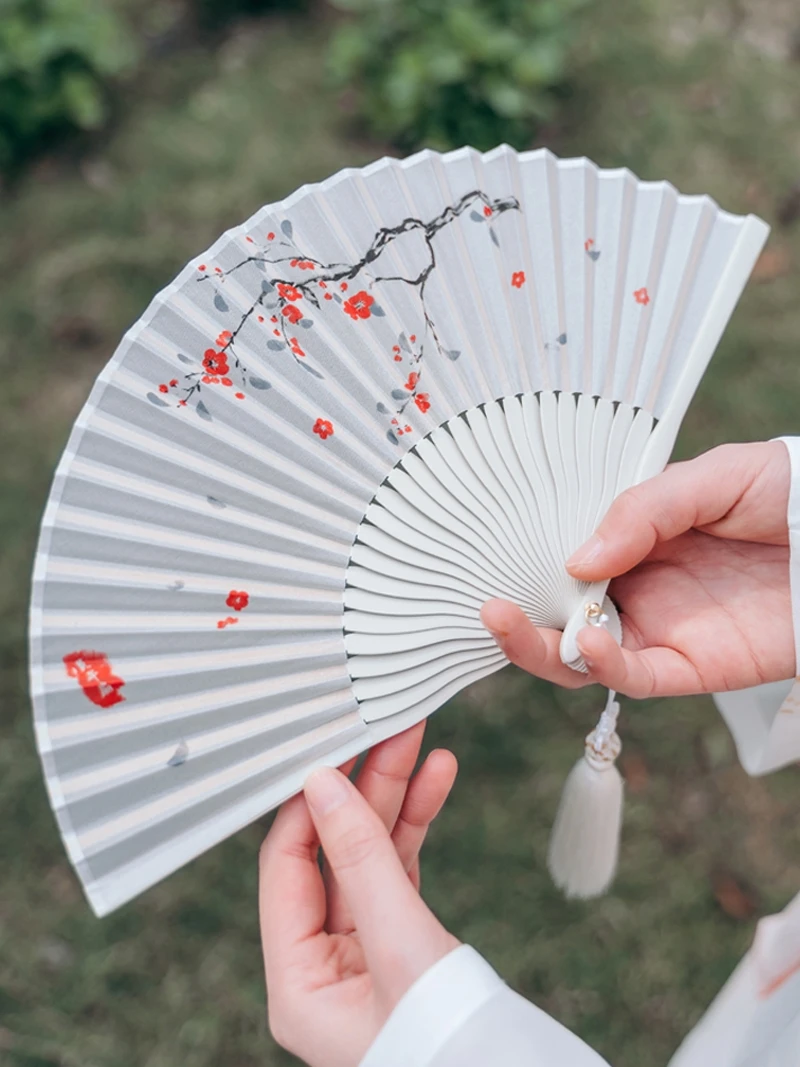 

5-дюймовый шелковый подарочный веер с дизайном белых цветков сливы, в дворцовом стиле, с бамбуковыми спицами, ручной работы, для повседневного использования и в качестве аксессуара к ханьфу