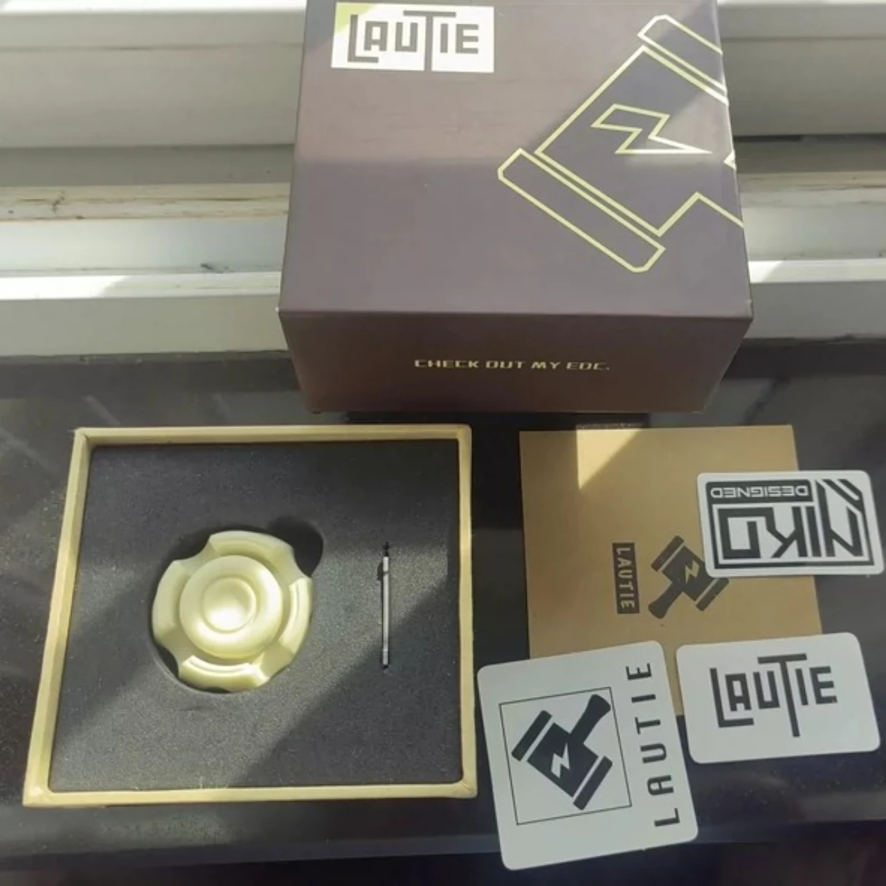 

LAUTIE Светящийся громкий шум Игрушка для декомпрессии гироскопа на кончиках пальцев EDC