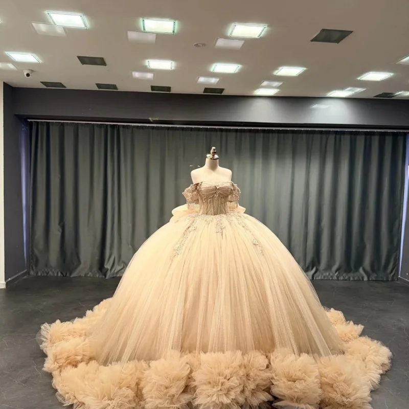 

Платье Quinceanera цвета шампанского по индивидуальному заказу с открытыми плечами, блестящая аппликация, длинный хвост, кружевное многослойное платье с рюшами, Vestido 15, Quinceanera