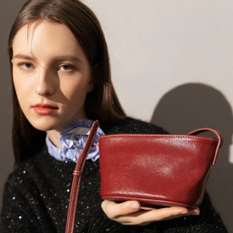 

Head layer vegetable tanned cowhide sailboat bag, niche mobile phone bag, genuine leather single shoulder crossbody women's bag