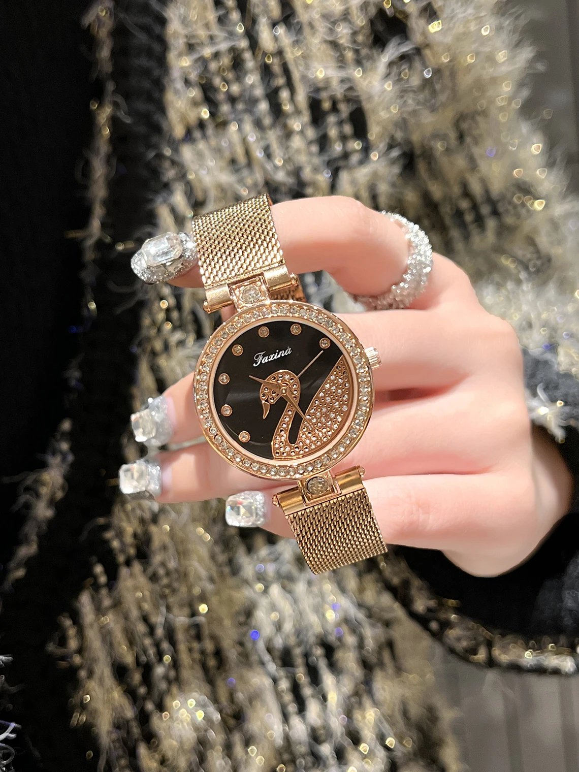 Relógio feminino com diamantes coloridos, um presente perfeito para namorada