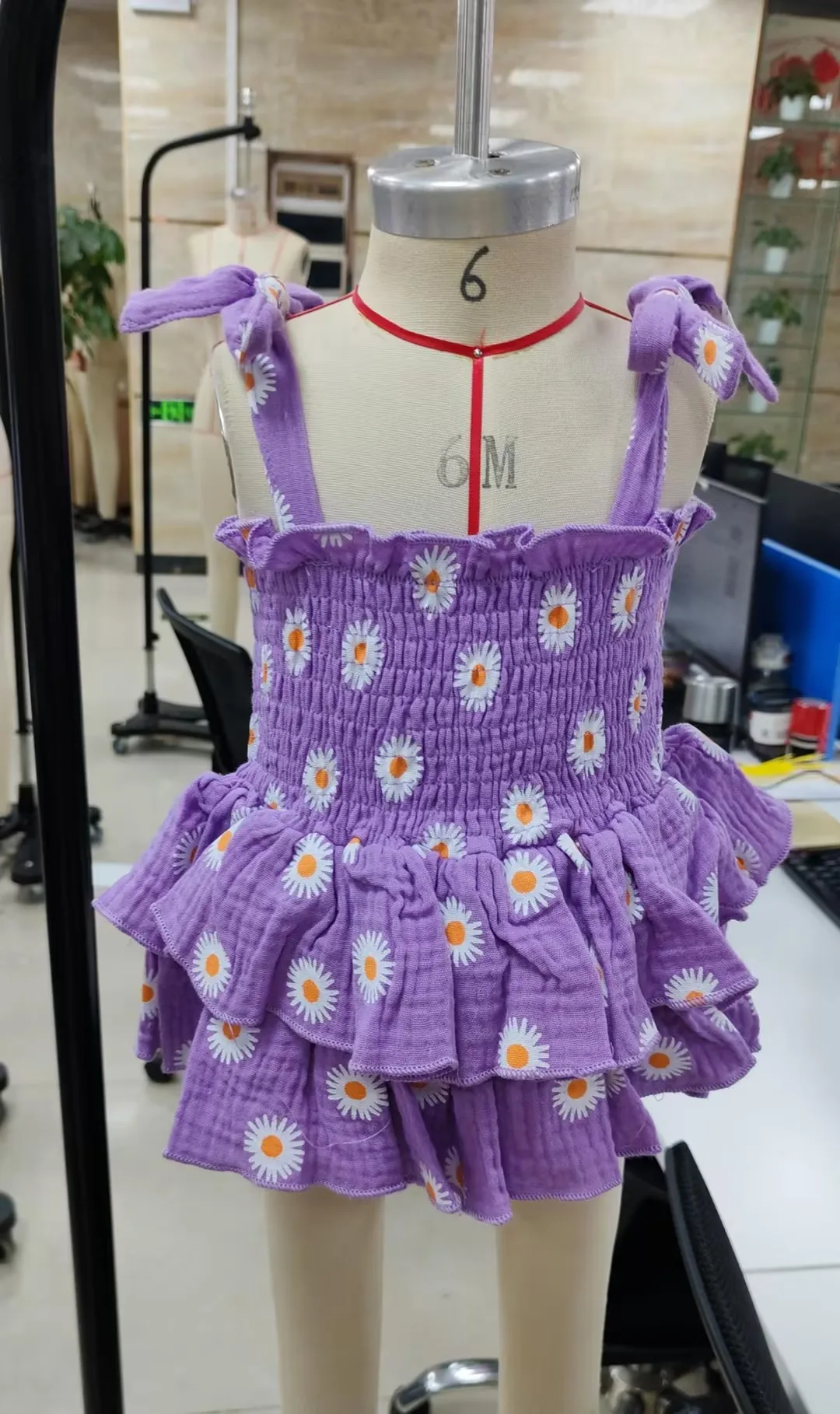 

Детская одежда: летние комбинезоны для девочек, платья-комбинезоны с принтом ромашек, многослойные комбинезоны-боди с повязкой на голову, комплекты одежды