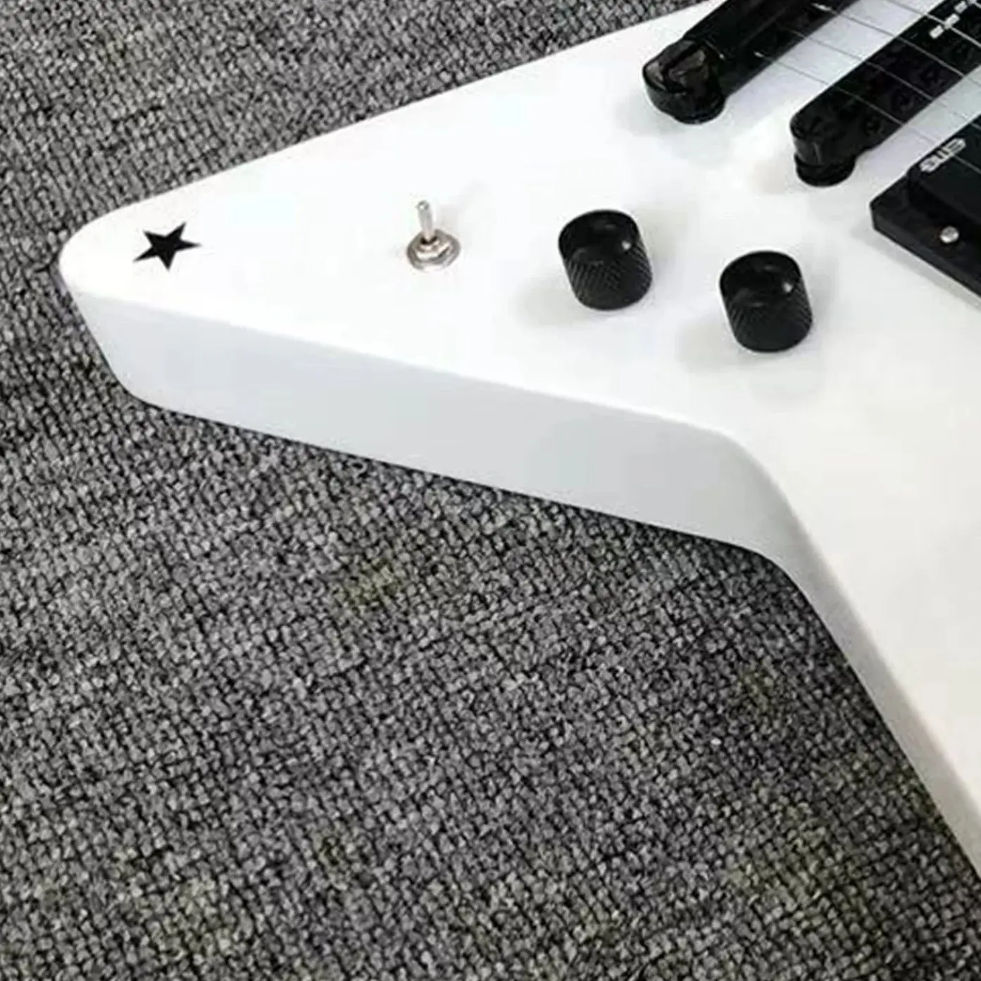 Custom Shop Special-shaped Electric Guitar White Body Black Star 6-string High Sound Quality Guitarra