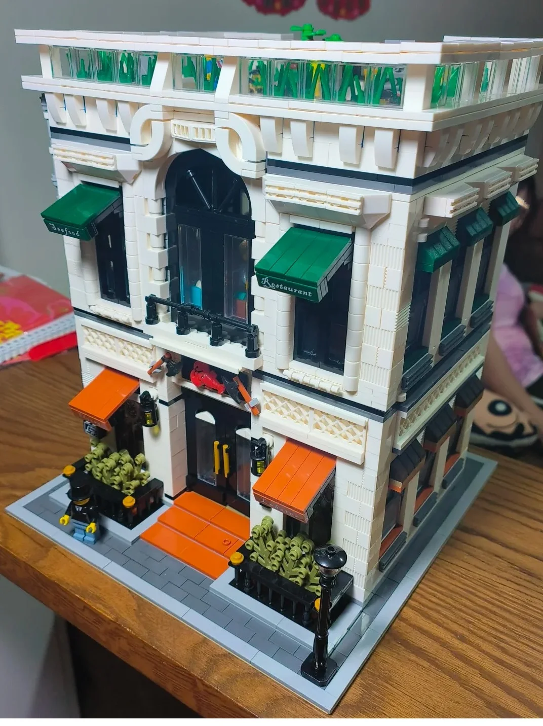 

Модель ресторана с морепродуктами, строительные блоки MOC 10203, летающий омар, модульная архитектура, паб, кирпичи, идеи, игрушки в подарок для детей, мальчиков и девочек