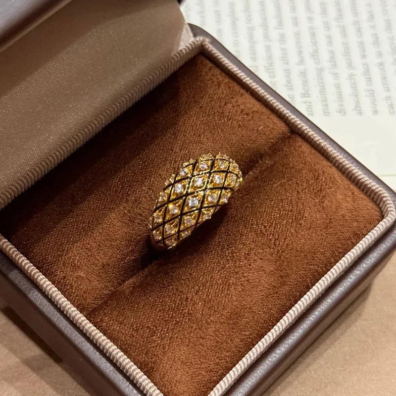Vintage middle-aged black gold dot diamond diamond wide ring fashionable light luxury exquisite finger ring