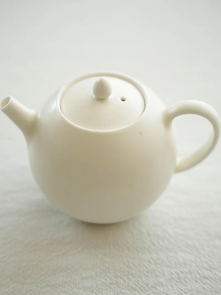 

White Porcelain Tea Pot Ball Hole Filter Cerc Gongfu Tea Set Home Use Tea Brewing Pot Handmade Crted Modern Sle