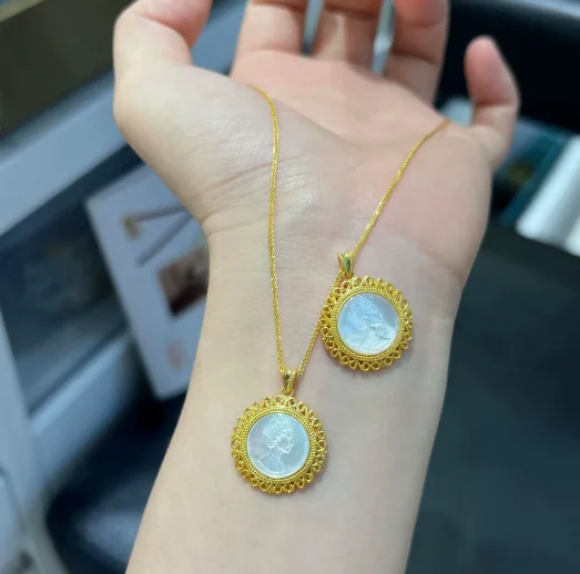18k real gold pendants for women round queen pendant shell pendants au750 stamp