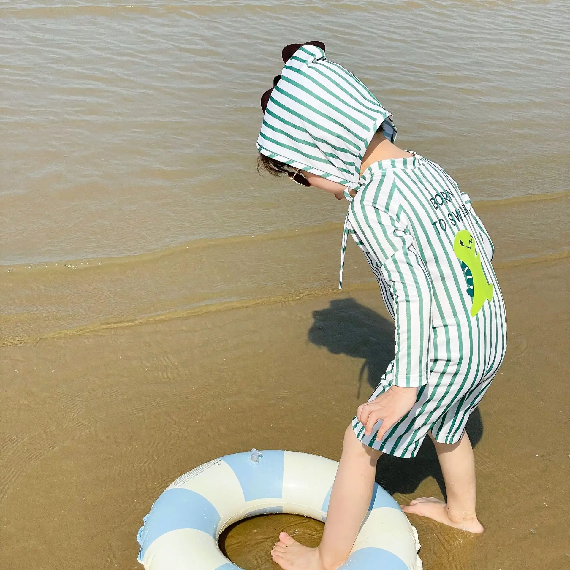 Jednoczęściowy strój kąpielowy dla dzieci chłopcy z długim rękawem szybkoschnący słodki dinozaur w paski strój do surfingu kostium kąpielowy malucha